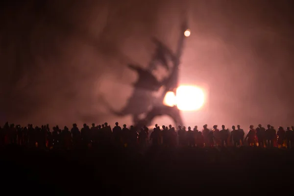 Silhueta borrada de monstro gigante preparar multidão de ataque durante a noite. Foco seletivo. Decoração — Fotografia de Stock