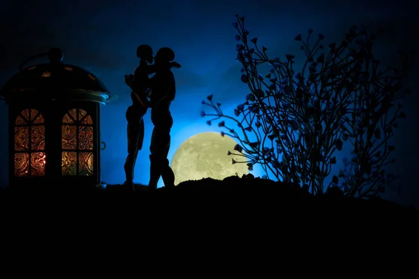 Silhouette of couple kissing under full moon. Guy kiss girl hand on full moon silhouette background. Valentine`s day decor concept — Stock Photo, Image