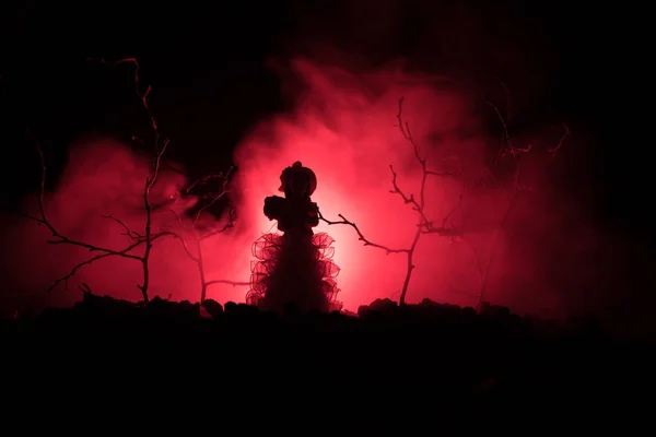 Gece veya tonda sisli gece orman orman ışığında yalnız kız. Korku Cadılar Bayramı kavramı — Stok fotoğraf