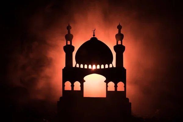 Siluet bangunan masjid dengan latar belakang berkabut. Ramadan Kareem latar belakang. Masjid saat matahari terbenam. Berdoa orang. Fokus selektif — Stok Foto