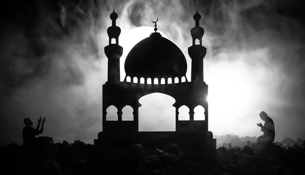 Siluet bangunan masjid dengan latar belakang berkabut. Ramadan Kareem latar belakang. Masjid saat matahari terbenam. Berdoa orang. Fokus selektif — Stok Foto