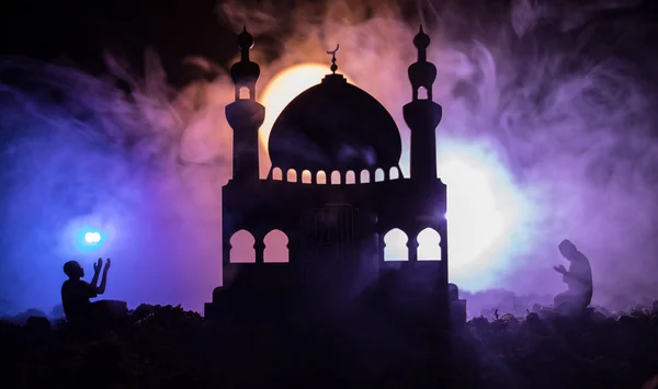 Silhouette of mosque building on toned foggy background. Ramadan Kareem background. Mosque at sunset. Praying people. Selective focus — Stock Photo, Image