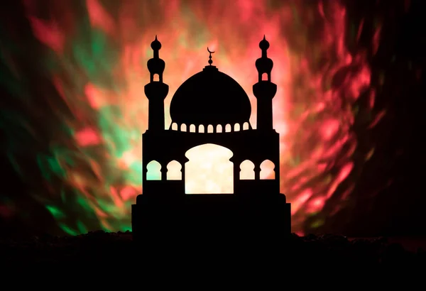 Силует мечеть будівництво на фоні тоновані туманне. Рамадан Карім фону. Мечеть на заході сонця. — стокове фото