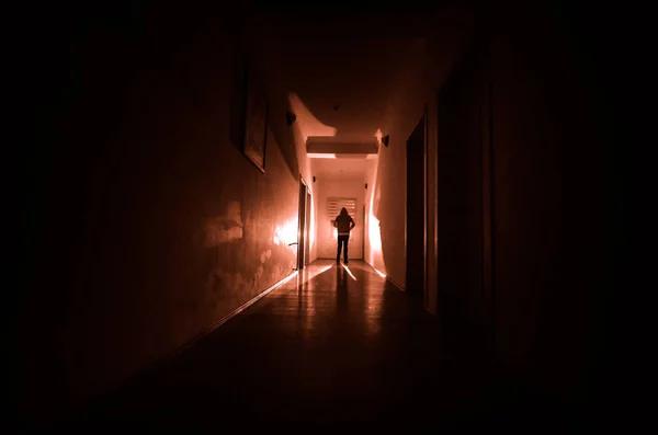 Corredor oscuro con puertas de gabinete y luces con silueta de espeluznante hombre de horror de pie con diferentes poses . — Foto de Stock