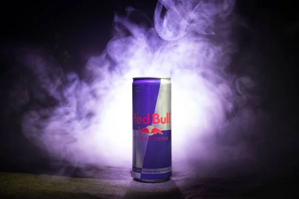 BAKU, AZERBAIJAN - 13 de enero de 2018: Red Bull classic 250 ml lata sobre fondo de niebla tonificado oscuro . — Foto de Stock