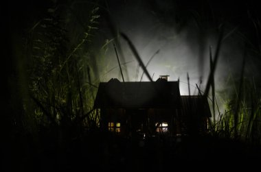 Eski ev mehtaplı gece bir hayalet veya siste perili korku evi terk etti. Gerçeküstü büyük dolunay ile eski mistik villa. Korku Cadılar Bayramı kavramı.