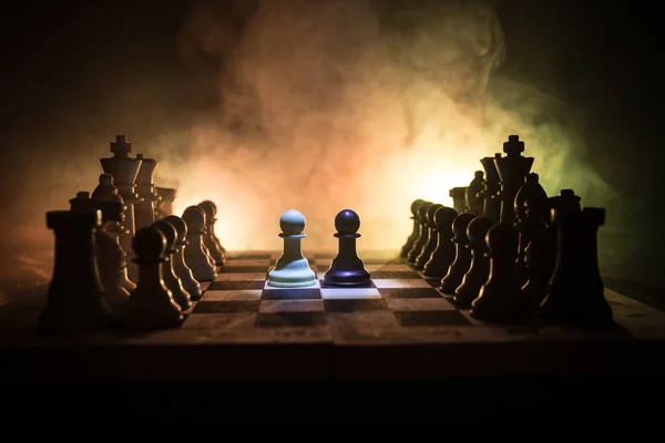 Concepção de jogo de tabuleiro de xadrez de ideias de negócios e concorrência e ideias de estratégia. Figuras de xadrez em um fundo escuro com fumaça e nevoeiro. Liderança empresarial e conceito de confiança . — Fotografia de Stock