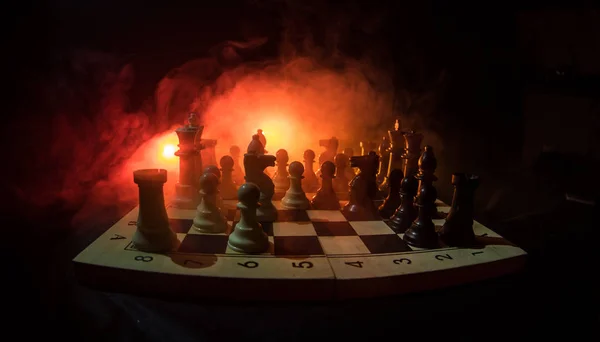 Концепция шахматных настольных игр бизнес-идей, конкуренции и стратегических идей. Шахматные фигуры на темном фоне с дымом и туманом. Концепция лидерства и доверия . — стоковое фото