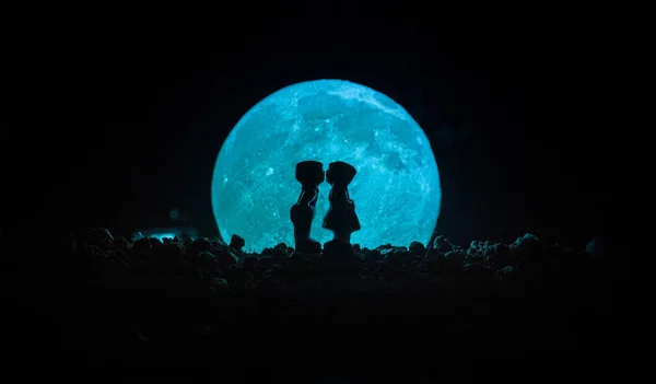 Silhueta de casal beijando sob lua cheia. Guy beijo menina mão no fundo silhueta lua cheia. Conceito de decoração do dia dos namorados. Silhueta de casal amoroso beijando contra a lua — Fotografia de Stock