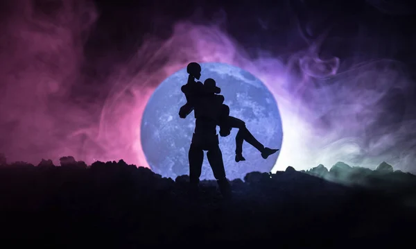 Silhouette de couple embrassant sous la pleine lune. Guy baiser main fille sur fond de silhouette pleine lune. Concept de décor Saint-Valentin. Silhouette de couple amoureux s'embrassant contre la lune — Photo