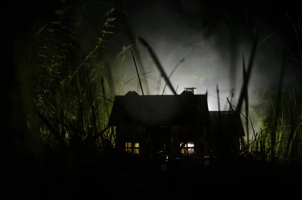 Vieille maison avec un fantôme dans la nuit de clair de lune ou maison d'horreur hantée abandonnée dans le brouillard. Vieille villa mystique avec grande pleine lune surréaliste. Horreur concept Halloween . — Photo