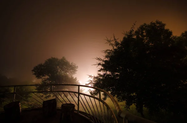 Wunderschöne nächtliche Landschaft des großen Vollmondes über der Bergstraße mit Hügeln und Bäumen, mystisches Konzept — Stockfoto