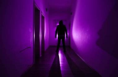 Kabine kapılar ve korkunç korku adam ile farklı pozlar ayakta silüeti ışıklarla karanlık koridor.