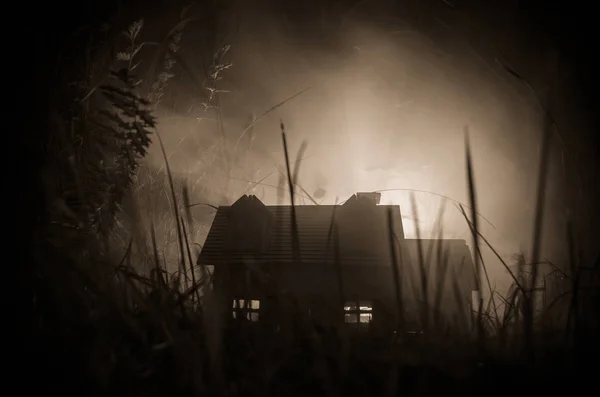 Altes Haus mit einem Geist in der mondhellen Nacht oder verlassenes Gruselhaus im Nebel. alte mystische Villa mit surreal großem Vollmond. Horror-Halloween-Konzept. — Stockfoto