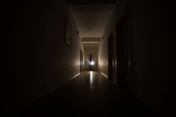 Темный коридор с дверями шкафа и огнями с силуэтом жуткого человека ужаса, стоящего в разных позах . — стоковое фото