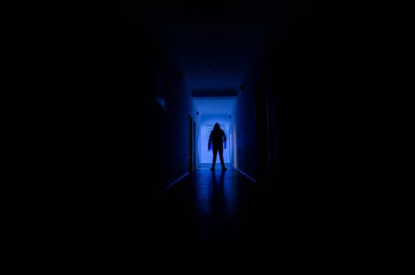 Dunkler Flur mit Schranktüren und Lichtern mit der Silhouette eines gruseligen Horror-Mannes, der in verschiedenen Posen steht. — Stockfoto