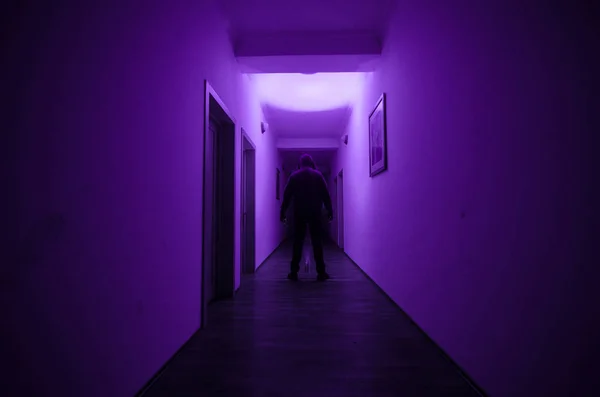 Tmavá chodba se dvířka a světla s silueta muže strašidelný horor s různými představuje. — Stock fotografie
