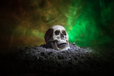 insan kafatası üzerinde koyu tonda sisli arka plan açık ağız frontview. Korku kavramı.