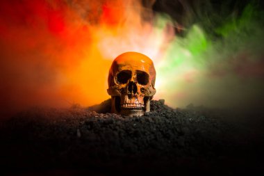 insan kafatası üzerinde koyu tonda sisli arka plan açık ağız frontview. Korku kavramı.