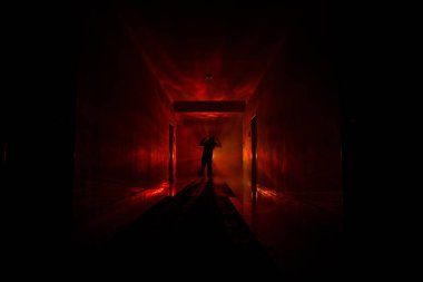 Ürpertici siluet koyu terk edilmiş binada. Kabine kapılar ve ışıkları ile farklı pozlar duran korkunç korku kişi silueti ile karanlık koridor.