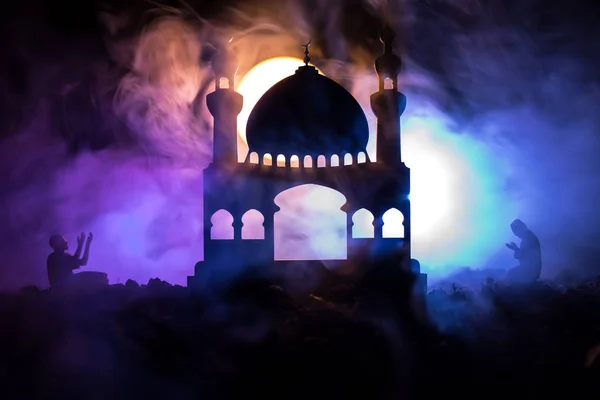 Силует мечеть будівництво на фоні тоновані туманне. Рамадан Карім фону. Мечеть в sunset. Молячись людей. Вибірковий фокус — стокове фото