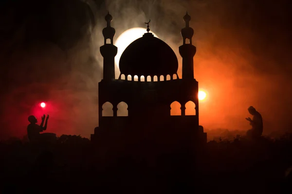 Siluet bangunan masjid dengan latar belakang berkabut. Ramadan Kareem latar belakang. Masjid saat matahari terbenam. Berdoa orang. Fokus selektif — Stok Foto