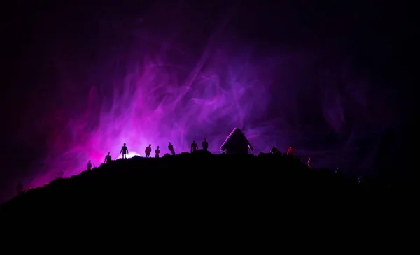 Espeluznante multitud vista de zombies en la colina con el cielo nublado espeluznante con niebla y la luna llena naciente. Silueta grupo de zombies caminando bajo la luna llena . — Foto de Stock