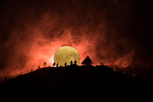 Vista assustadora multidão de zumbis na colina com céu nebuloso assustador com nevoeiro e lua cheia em ascensão. Grupo silhueta de zumbi caminhando sob lua cheia . — Fotografia de Stock