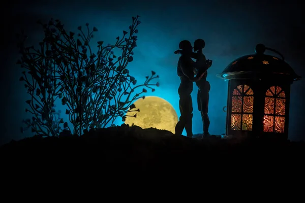 Silhouette de couple embrassant sous la pleine lune. Guy baiser main fille sur fond de silhouette pleine lune. Concept de décor Saint-Valentin — Photo