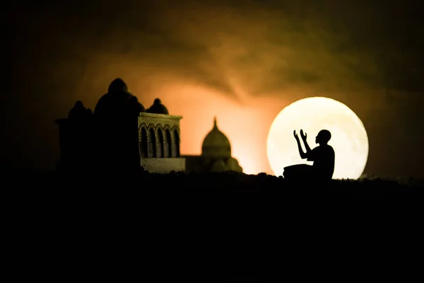 Silhouette of mosque building on toned foggy background. Ramadan Kareem background. Mosque at sunset. — Stock Photo, Image