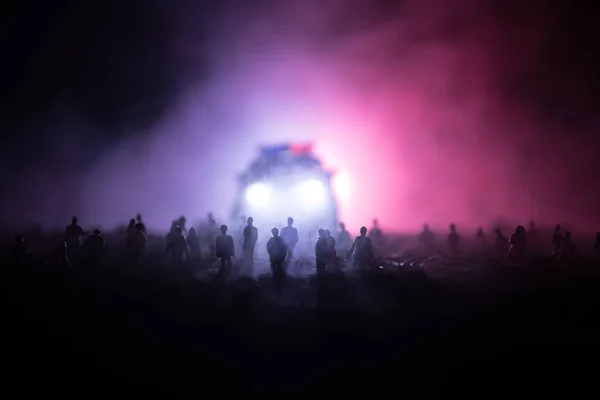 Silhouetten einer Menschenmenge, die auf einem Feld hinter dem verschwommenen Nebelhintergrund steht. Revolution, Menschen protestieren gegen Regierung, Mann kämpft für Rechte — Stockfoto
