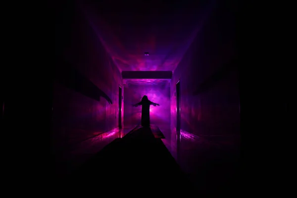 Silhouette raccapricciante nel buio edificio abbandonato. Corridoio scuro con porte armadio e luci con silhouette di persona orrore spettrale in piedi con pose diverse . — Foto Stock