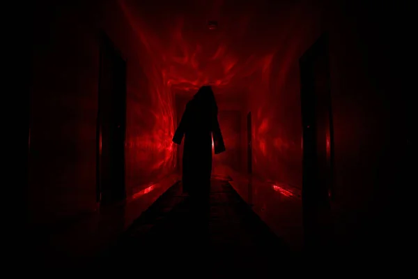 Silueta espeluznante en el oscuro edificio abandonado. Corredor oscuro con puertas de gabinete y luces con silueta de espeluznante persona de horror de pie con diferentes poses . — Foto de Stock