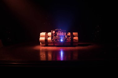 Bir bomba koyu arka plan görüntüsü. Karanlıkta parlayan bir şaft ışık aydınlatılmış patlama için geri sayım sayacı