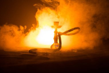 Siyah arkaplanlı shisha kasesinde sıcak nargile kömürü. Şık bir oryantal shisha. Shisha Kavramı