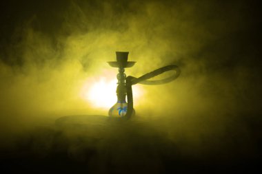 Siyah arkaplanlı shisha kasesinde sıcak nargile kömürü. Şık bir oryantal shisha. Shisha Kavramı