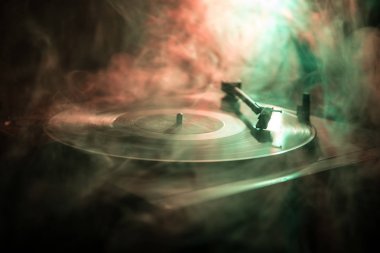 Pikap vinil plak çalar. Retro ses ekipmanları için disk jokey. Dj mix ve müzik çalmak için ses teknolojisi. Yangın arka plan yanan karşı oynanan vinil kaydı