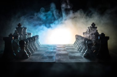 Satranç oyununu kavramı iş fikirleri ve rekabet ve strateji fikirler concep. Satranç figürleri duman ve sis karanlık bir arka plan üzerinde. İş liderlik ve güven kavramı.