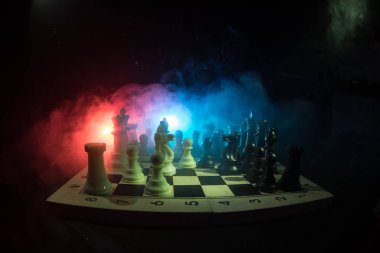 Satranç oyununu kavramı iş fikirleri ve rekabet ve strateji fikirler concep. Satranç figürleri duman ve sis karanlık bir arka plan üzerinde. İş liderlik ve güven kavramı.