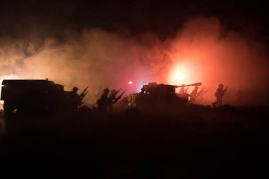 Savaş kavramı. Askeri siluetleri sahne üzerinde savaş sis sky mücadele arka plan, Dünya Savaşı askerler siluetleri bulutlu manzarası, gece aşağıda. Saldırı sahne. Zırhlı araçlar. Savaş tankları.