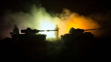 Savaş kavramı. Askeri siluetleri sahne üzerinde savaş sis sky mücadele arka plan, Dünya Savaşı askerler siluetleri bulutlu manzarası, gece aşağıda. Saldırı sahne. Zırhlı araçlar. Savaş tankları.