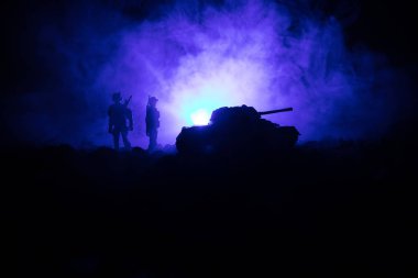 Savaş kavramı. Askeri siluetleri sahne üzerinde savaş sis sky mücadele arka plan, Dünya Savaşı askerler siluetleri bulutlu manzarası, gece aşağıda. Saldırı sahne. Zırhlı araçlar. Savaş tankları.