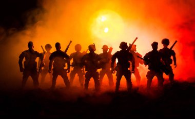 Anti-çevik kuvvet polisi vermek sinyal hazır olmak. Hükümet güç kavramı. Polis içinde hareket. Işık ile karanlık bir arka plan üzerinde duman. Mavi kırmızı yanıp sönen sirenler. Diktatörlük güç