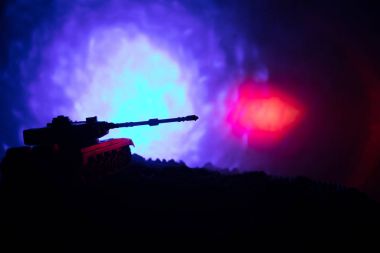 Savaş kavramı. Askeri siluetleri sahne üzerinde savaş sis sky mücadele arka plan, Dünya Savaşı Alman tankları siluetleri bulutlu manzarası, gece aşağıda. Zırhlı araçlar. Savaş tankları