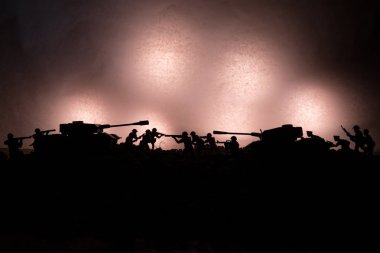 Savaş kavramı. Askeri siluetleri sahne üzerinde savaş sis sky mücadele arka plan, Dünya Savaşı askerler siluetleri bulutlu manzarası, gece aşağıda. Saldırı sahne. Zırhlı araçlar. Savaş tankları.