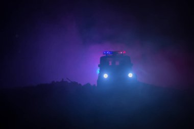 Anti-çevik kuvvet polisi vermek sinyal hazır olmak. Hükümet güç kavramı. Polis içinde hareket. Işık ile karanlık bir arka plan üzerinde duman. Mavi kırmızı yanıp sönen sirenler.
