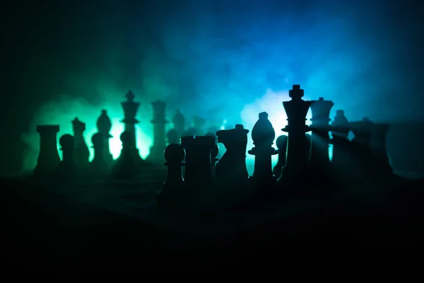 Jeu d'échiquier concept d'idées d'affaires et de la concurrence et des idées de stratégie concéder. Chess figures sur un fond sombre avec de la fumée et du brouillard. Leadership d'entreprise et concept de confiance . — Photo