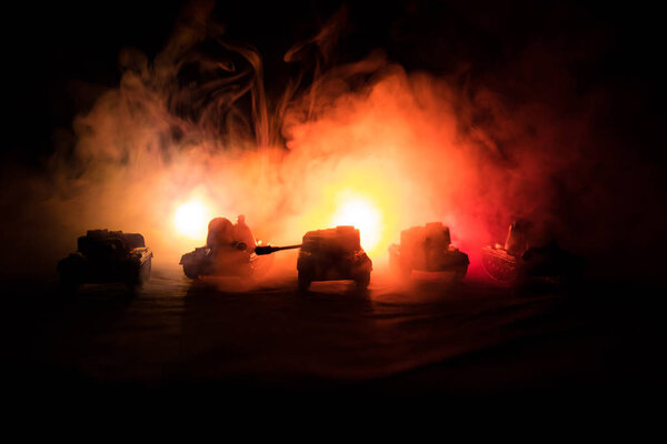 Концепция войны. Военные силуэты боевой сцены на фоне тумана войны, силуэты немецких танков мировой войны под облачным горизонтом ночью. Сцена нападения. Бронетехника
.