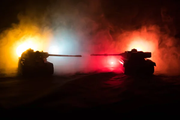 Концепция войны. Военные силуэты боевой сцены на фоне тумана войны, силуэты немецких танков мировой войны под облачным горизонтом ночью. Сцена нападения. Бронетехника . — стоковое фото