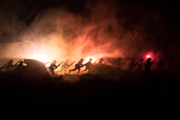 Концепция войны. Военные силуэты боевой сцены на фоне тумана на фоне неба войны, силуэты солдат мировой войны под облачным горизонтом ночью. Сцена нападения. Бронетехника. Танки
.